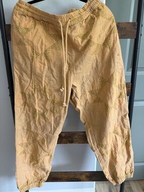 Kimchi Blue Men's Star-Pattern Drawstring Joggers in Mustard